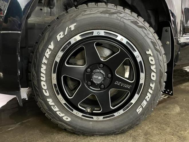 デリカＤ：５　Ｇパワーパッケージ　本州仕入　禁煙車　寒冷地仕様　ＳＳＲディバイド１６ＡＷ＋ＴＯＹＯホワイトレター　新品ＪＡＯＳブラックマッドガード　社外１６ＡＷ＋スタッドレスタイヤ付　両側パワースライドドア　クルーズコントロール 4WD 2400 5Dr