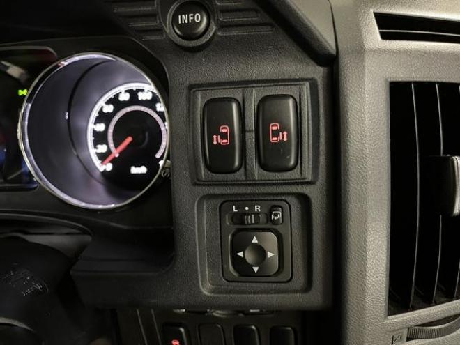 デリカＤ：５　Ｇパワーパッケージ　本州仕入　禁煙車　寒冷地仕様　ＳＳＲディバイド１６ＡＷ＋ＴＯＹＯホワイトレター　新品ＪＡＯＳブラックマッドガード　社外１６ＡＷ＋スタッドレスタイヤ付　両側パワースライドドア　クルーズコントロール 4WD 2400 5Dr