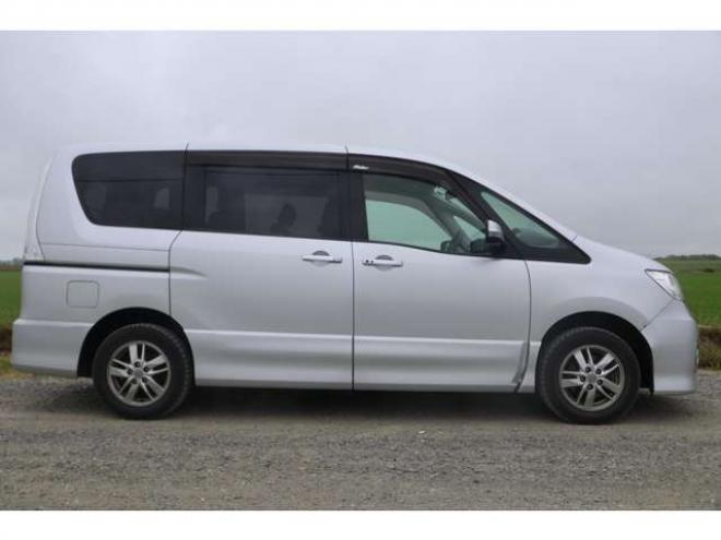セレナ2.0 ライダー 4WD　検二年　社外ナビ　エンスタ　TV　バックカメラ　自社　ローンカノウ 2000