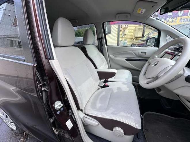デイズX 4WD　ナビ　Bluetoothオーディオ　運転席シートヒーター　横滑り防止装置　アイドリングストップ　衝突軽減ブレーキ　スチールホイール冬　社外アルミホイール夏　アラウンドビューモニター　バックモニター　地デジ 660