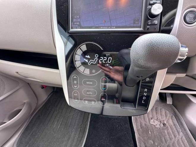 デイズX 4WD　ナビ　Bluetoothオーディオ　運転席シートヒーター　横滑り防止装置　アイドリングストップ　衝突軽減ブレーキ　スチールホイール冬　社外アルミホイール夏　アラウンドビューモニター　バックモニター　地デジ 660