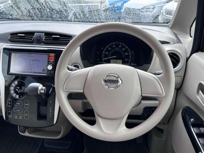 デイズX 4WD　ナビ　Bluetoothオーディオ　運転席シートヒーター　横滑り防止装置　アイドリングストップ　衝突軽減ブレーキ　スチールホイール冬　社外アルミホイール夏　アラウンドビューモニター　バックモニター　地デジ 660