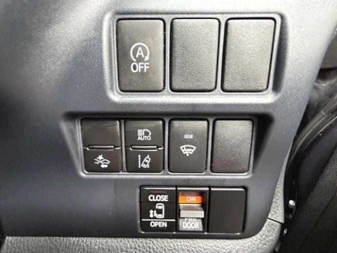 ヴォクシー2.0 X 4WD　電動スライドドア　冬タイヤセット　ドラレコ　アクセル踏み間違い防止装置 ナビTVバックモニター 2000