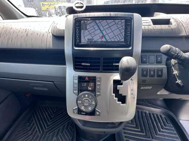 ヴォクシー2.0 ZS 煌II 4WD　両側パワースライドドア　HDDナビ　Bluetooth　　地デジ　ワイパーデアイサー　リアヒーター　ビルトインETC　バックカメラ　フリップダウンモニター　純正アルミホイール夏　プッシュスタート　インテリキー 2000