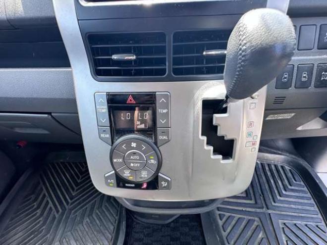 ヴォクシー2.0 ZS 煌II 4WD　両側パワースライドドア　HDDナビ　Bluetooth　　地デジ　ワイパーデアイサー　リアヒーター　ビルトインETC　バックカメラ　フリップダウンモニター　純正アルミホイール夏　プッシュスタート　インテリキー 2000
