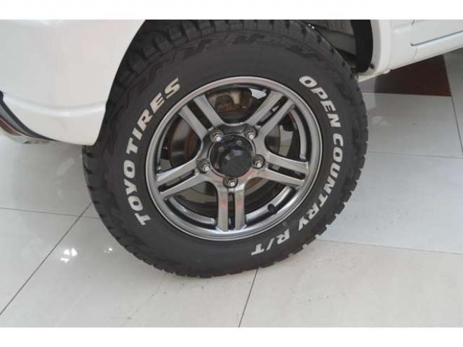 ジムニーランドベンチャー 4WD　特別仕様車5速マニュアル4WDターボリフトアップCDハーフレザーシートヒーター16インチ純正アルミマットタイヤ禁煙車ウインカーミラーヒーターキーレスエントリー 660