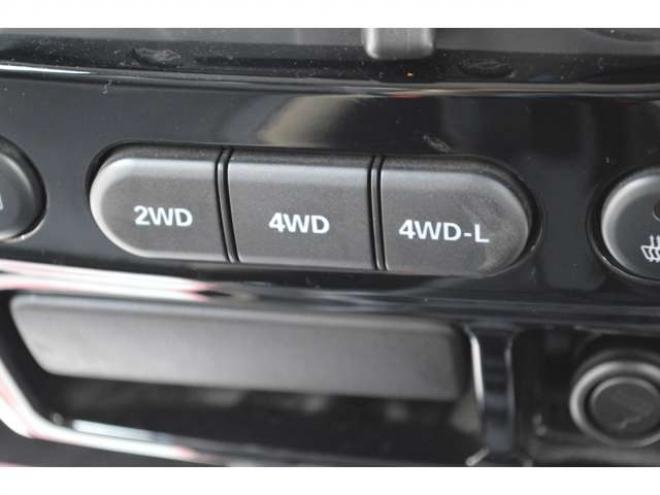 ジムニーランドベンチャー 4WD　特別仕様車5速マニュアル4WDターボリフトアップCDハーフレザーシートヒーター16インチ純正アルミマットタイヤ禁煙車ウインカーミラーヒーターキーレスエントリー 660