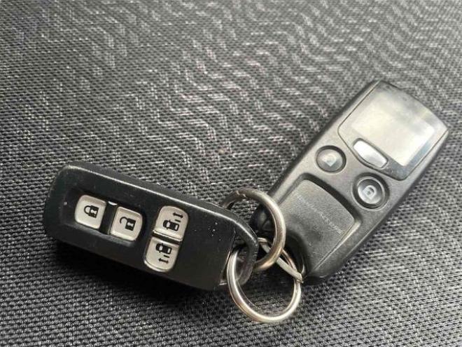 N-BOXカスタム Ｇ・Ｌパッケージ　４ＷＤ　ＥＴＣ　バックカメラ　両側電動スライドドア　ナビ　ＴＶ　ＨＩＤ　スマートキー　アイドリングストップ　ベンチシート　ＣＶＴ　盗難防止システム　ＡＢＳ　ＥＳＣ　ＣＤ　アルミホイール　エアコン（北海道） 4WD 660 5Dr