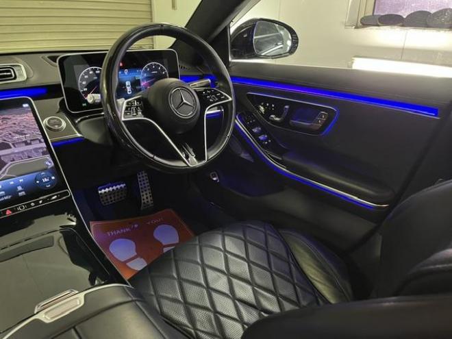 ベンツＳ５００ロング　４マチック　ＡＭＧライン　ショーファーＰＫＧ　マイバッハグリル　リアエンターテイメント　ＡＭＧ２１インチＡＷ　ブラックレザーシート　電動サンルーフ　１２．８インチ有機ＥＬディスプレイ　ヘッドアップディスプレイ　ドラレコ 4WD 3000 4Dr