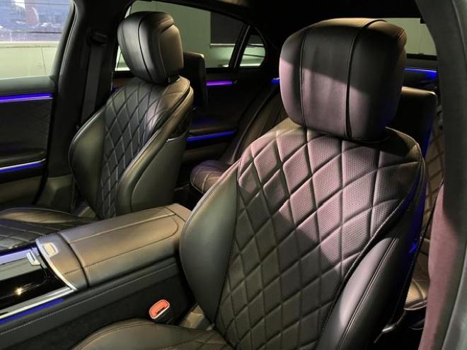 ベンツＳ５００ロング　４マチック　ＡＭＧライン　ショーファーＰＫＧ　マイバッハグリル　リアエンターテイメント　ＡＭＧ２１インチＡＷ　ブラックレザーシート　電動サンルーフ　１２．８インチ有機ＥＬディスプレイ　ヘッドアップディスプレイ　ドラレコ 4WD 3000 4Dr