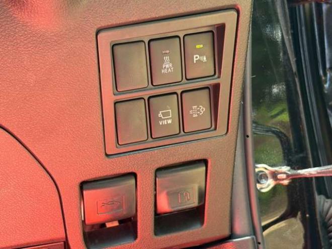 ハイラックス2.4 Z GRスポーツ ディーゼルターボ 4WD　エアコン パワステ パワーウィンドウ キーレス 電動シート フロントカメラ サイドカメラ バックカメラ ETC  トノカバー 社外ホイール クルーズコントロール MTモード付き 純正ナビ 2400