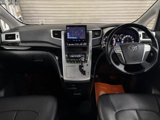 アルファード２４０Ｓ　プライムセレクションⅡ　本州仕入　禁煙車　両側パワースライドドア　パワーバックドア　３０系純正１７インチＡＷ　純正１６ＡＷ＋スタッドレスタイヤ　ストラーダナビ　地デジ　ＤＶＤ再生　バックカメラ　ブラックレザーシートカバー 4WD 2400 5Dr