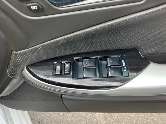 クラウン２．５アスリートｉ－ＦｏｕｒアニバーサリＥＤ　４ＷＤ　ロイヤルサルーン仕様　革シート　社外アルミ　スマートキー　シートヒーター　パワーシート　ＴＶ付ナビ　バックカメラ　ＡＢＳ　オートクルーズコントロール（北海道） 4WD 2500 4Dr