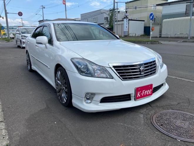 クラウン２．５アスリートｉ－ＦｏｕｒアニバーサリＥＤ　４ＷＤ　ロイヤルサルーン仕様　革シート　社外アルミ　スマートキー　シートヒーター　パワーシート　ＴＶ付ナビ　バックカメラ　ＡＢＳ　オートクルーズコントロール（北海道） 4WD 2500 4Dr