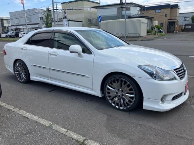 クラウン２．５アスリートｉ－ＦｏｕｒアニバーサリＥＤ　４ＷＤ　ロイヤルサルーン仕様　革シート　社外アルミ　スマートキー　シートヒーター　パワーシート　ＴＶ付ナビ　バックカメラ　ＡＢＳ　オートクルーズコントロール（北海道） 4WD 2500 4Dr