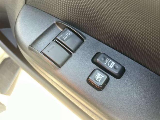 ハイエースコミューター 2.7 DX 4WD　4WD　乗車定員大人4人+幼児18人　置き去り防止装置　リヤヒーター　リヤエアコン 2700