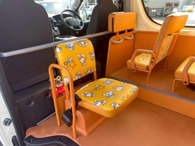 ハイエースコミューター 2.7 DX 4WD　4WD　乗車定員大人4人+幼児18人　置き去り防止装置　リヤヒーター　リヤエアコン 2700