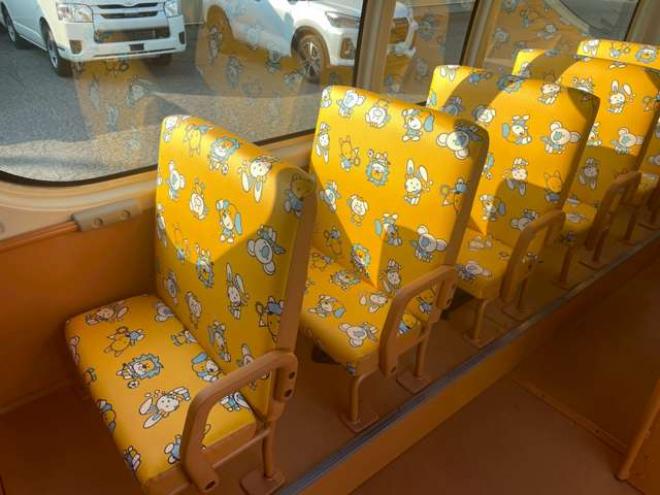 ハイエースコミューター 2.7 DX 4WD　4WD　乗車定員大人4人+幼児18人　置き去り防止装置　リヤヒーター　リヤエアコン 2700