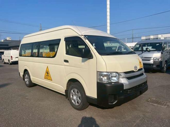 ハイエースコミューター 2.7 DX 4WD　4WD　乗車定員大人4人+幼児18人　置き去り防止装置　リヤヒーター　リヤエアコン 2700
