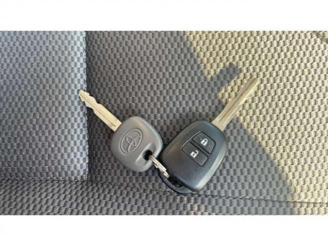 ハイエースコミューター 2.7 DX 4WD　4WD　乗車定員大人4人+幼児18人　置き去り防止装置　リヤヒーター　リヤエアコン 2700