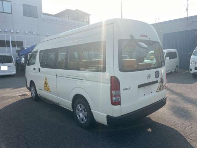 ハイエースコミューター 2.7 DX 4WD　4WD　乗車定員大人4人+幼児18人　置き去り防止装置　リヤヒーター　リヤエアコン 2700