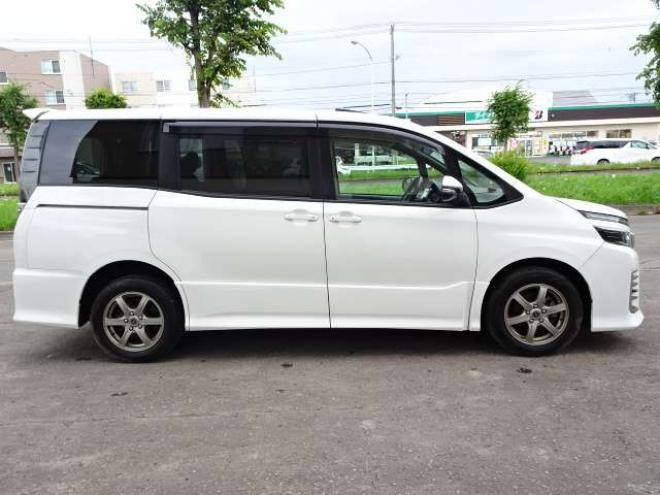ヴォクシー2.0 ZS 4WD　本州車　保証/走行距離無制限　サンルーフ　4WD　ツインムーンルーフ　両側パワースライドドア　純正9型ナビ　　バックカメラ　Bluetooth接続　前後ドライブレコーダー　コーナーセンサー　ETC　LEDヘッドライト 2000