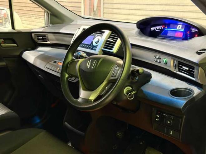 フリードスパイクハイブリッド1.5 ジャストセレクション　防錆塗装キーレスドラレコCD積込タイヤ 2WD 1500