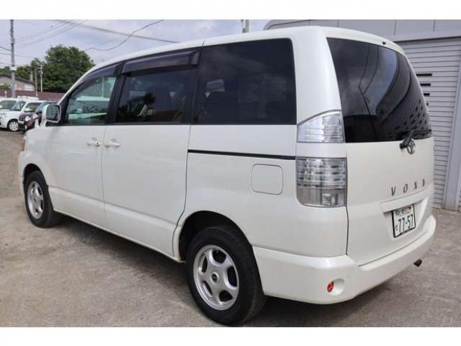 ヴォクシー2.0 X 4WD　5.9万キロ・ナビ・バックカメラ・エンジンスターター 2000