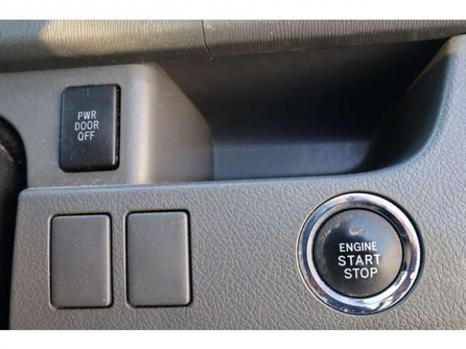 ヴォクシー2.0 Z 4WD　5.8万キロ・両側パワースライドドア・ナビ・TV・バックカメラ 2000