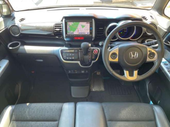 N-BOXカスタムG ターボ Lパッケージ 4WD　1年保証/後期型/Bluetooth/ナビ・フルセグTV/バックカメラ/両側パワースライドドア/エンジンスターター/ビルトインETC/前後ドライブレコーダー/純正15インチアルミホイール/法定整備/車検残R9年9月/修復歴無 660