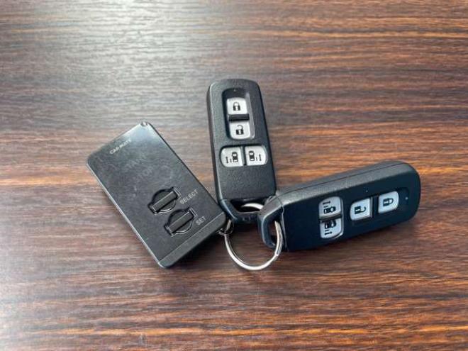 N-BOXカスタムG ターボ Lパッケージ 2トーンカラースタイル 4WD　1年保証/Bluetooth/ナビ・フルセグTV/バックカメラ/フルベッドキット/エンジンスターター/ETC/前後ドラレコ/キー2本/両側パワースライドドア/ハーフレザーシート/2トーンカラー/車検整備2年付き/法定整備/修復歴無し 660