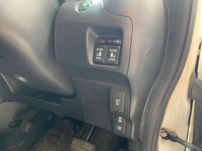 N-BOXカスタムG ターボSSパッケージ 4WD　後期型/Bluetooth/ナビ・フルセグTV/バックカメラ/両側パワスラ/ETC/エンスタ/ハーフレザーシート/純正15インチアルミホイール付き夏タイヤ装着/アルミホイール付き冬タイヤ付き/車検整備2年付/法定整備/修復歴無し 660