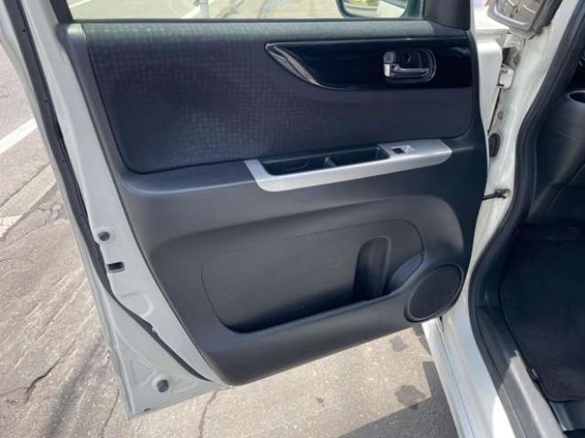 N-BOXカスタムG ターボSSパッケージ 4WD　後期型/Bluetooth/ナビ・フルセグTV/バックカメラ/両側パワスラ/ETC/エンスタ/ハーフレザーシート/純正15インチアルミホイール付き夏タイヤ装着/アルミホイール付き冬タイヤ付き/車検整備2年付/法定整備/修復歴無し 660