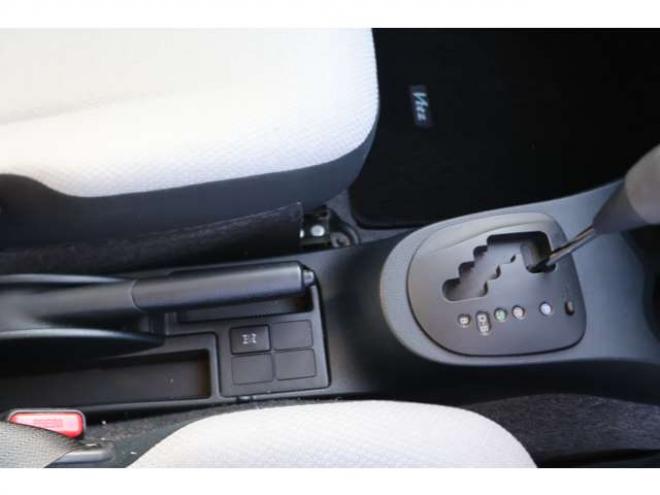 ヴィッツ1.3 F 4WD　検R8/10　ETC　自社　ローンカノウ 1300