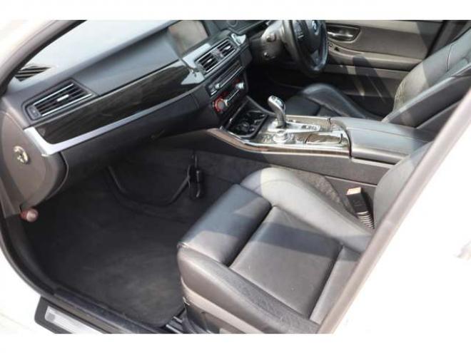 BMW5シリーズツーリング 523d ブルーパフォーマンス Mスポーツパッケージ　検二年　シートヒーター　ETC　ディーゼルターボ 正規輸入車 2WD 2000