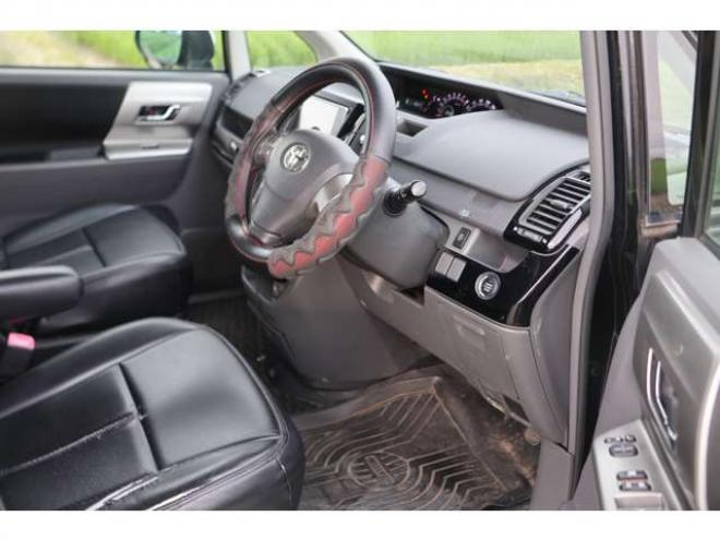 ヴォクシー2.0 ZS 煌II 4WD　検二年　バックカメラ　両側電動スライドドア　自社　ローンカノウ 2000