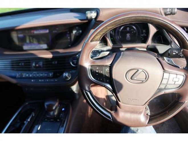 レクサスLS 500h バージョンL 4WD　検2年　ワンオーナー　サンルーフ　パドルシフト　シートヒーター　パワーバックドア　パノラミックビューモニター 3500