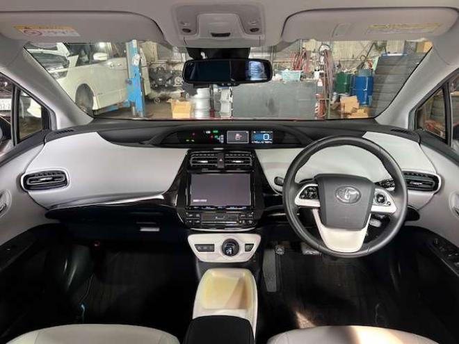 プリウス1.8 A ツーリングセレクション E-Four 4WD　法定24ヵ月点検整備付・新規車検整備付・純正9インチナビ・地デジ・セーフティーセンス・BSM・本州仕入車両 1800