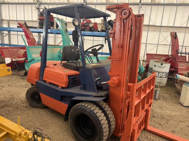 フォークリフト全塗装済！トヨタ フォークリフト 3FD25 2.5トン ヒンジ付き