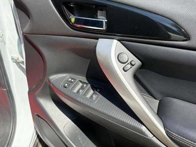 エクリプスクロスPHEV 2.4 G 4WD　ハーフレザーシートETCシートヒーター　ハンドルヒータークルーズコントロール　パドルシフト 2400