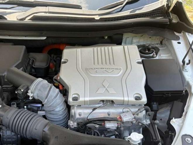エクリプスクロスPHEV 2.4 G 4WD　ハーフレザーシートETCシートヒーター　ハンドルヒータークルーズコントロール　パドルシフト 2400