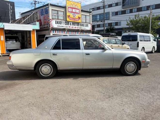 センチュリー5.0　本革シート　全席シートヒーター　後席リフレッシング機能純正アルミ　純正ナビ 2WD 5000