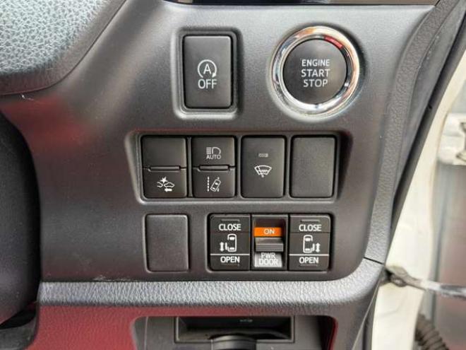 ヴォクシー2.0 ZS 4WD　後期　純正スマートエンスタ　スペアキー　ワンオーナー　純ナビ　バックカメラ　ETC　ネッセン　プッシュスタート　レーンキープ　オートライト　両側パワースライドソア　軽減ブレーキ 2000