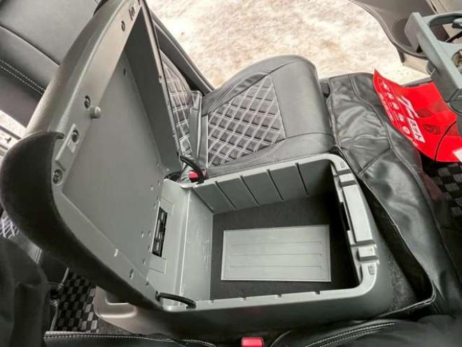 キャラバンNV350 2.5 プレミアムGX ロングボディ ディーゼルターボ 4WD　社外11インチナビ　バックカメラ　エンジンスターター　ETC　ワンオーナー　左側電動スライドドア　社外アルミ　パワーウィンドウ　パワステ　後席モニター　ABS　キーレスエントリー　衝突被害軽減ブレーキ 2500