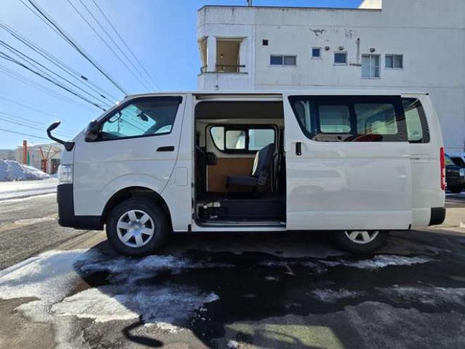 レジアスエース3.0 DX ロングボディ ディーゼルターボ 4WD　寒冷地仕様　キーレス リアヒーター　マルチユースシートバックコンソール　フロントアンダーミラー　電動格納ミラー　パワーヒート　デイライト　純正オーディオ　FM/AM　AUX　Bカメラ　ターボ 3000