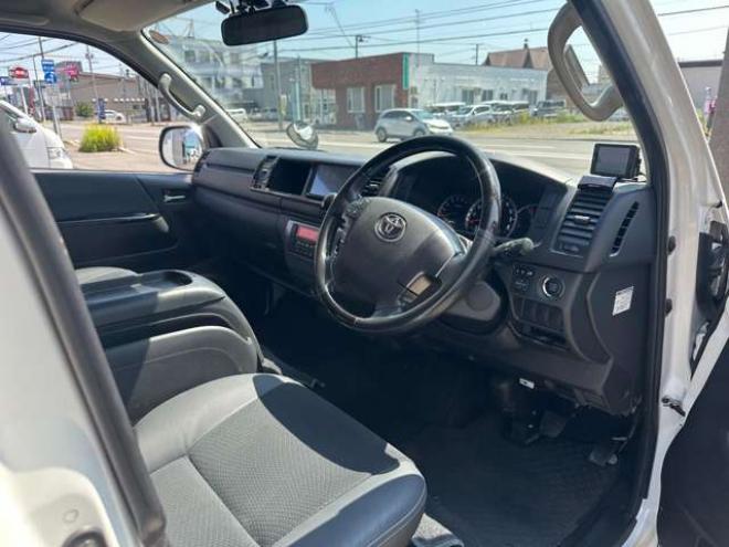 ハイエースバン2.7 スーパーGL ダークプライム ワイド ミドルルーフ ロングボディ 4WD　Pスタート スマートキー 両側スライドドア　OPLEDヘッドライト Fフォグ ハーフレザーシート AC100V ベンチシート　ベッドキット リアクーラー ヒーター ステアリングスイッチ ディスプレイオーディオ　Bluetooth 2700