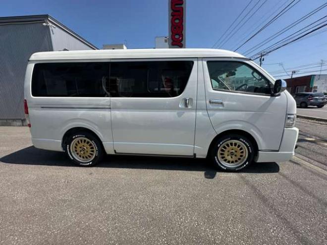 ハイエースバン2.7 スーパーGL ダークプライム ワイド ミドルルーフ ロングボディ 4WD　Pスタート スマートキー 両側スライドドア　OPLEDヘッドライト Fフォグ ハーフレザーシート AC100V ベンチシート　ベッドキット リアクーラー ヒーター ステアリングスイッチ ディスプレイオーディオ　Bluetooth 2700
