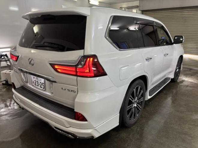 レクサスＬＸ５７０　本州仕入　寒冷地仕様　禁煙車　リアエンターテイメント　ダブルエイトスポイラー＆マフラー　５連ＬＥＤデイライト　レクサスセーフティセンス　純正２１インチＡＷ　社外１８ＡＷ＋スタッドレスタイヤ付 4WD 5700 5Dr