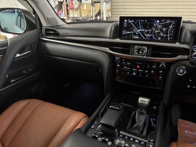レクサスＬＸ５７０　本州仕入　寒冷地仕様　禁煙車　リアエンターテイメント　ダブルエイトスポイラー＆マフラー　５連ＬＥＤデイライト　レクサスセーフティセンス　純正２１インチＡＷ　社外１８ＡＷ＋スタッドレスタイヤ付 4WD 5700 5Dr