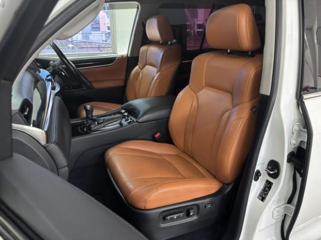 レクサスＬＸ５７０　本州仕入　寒冷地仕様　禁煙車　リアエンターテイメント　ダブルエイトスポイラー＆マフラー　５連ＬＥＤデイライト　レクサスセーフティセンス　純正２１インチＡＷ　社外１８ＡＷ＋スタッドレスタイヤ付 4WD 5700 5Dr